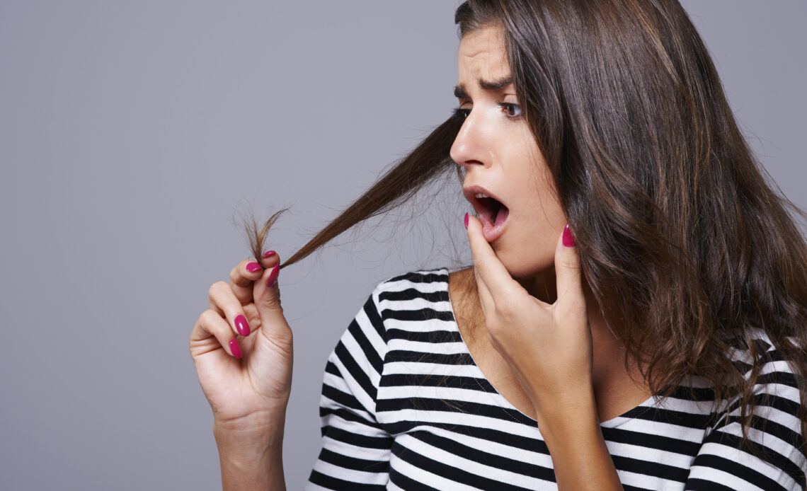 Illustration of split ends on a strand of hair